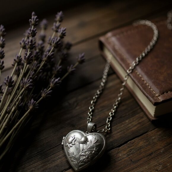 Vintage Ornate Engraved Design Silver Tone Heart Locket Pendant Necklace - Picture 1 of 8